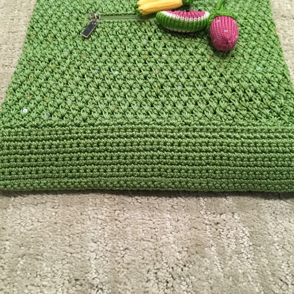 The Sak Vtg Green Sequin Crochet Shoulder Bag with Removeable Bag Fruit Charm - Picture 4 of 11